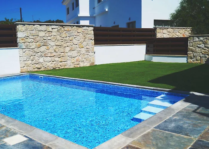 Hotell Latchi Escape And 4*